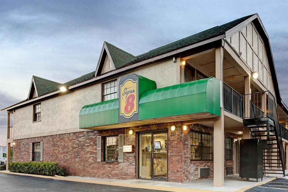 Americana Inn & Suites Lake Magdalene Екстериор снимка