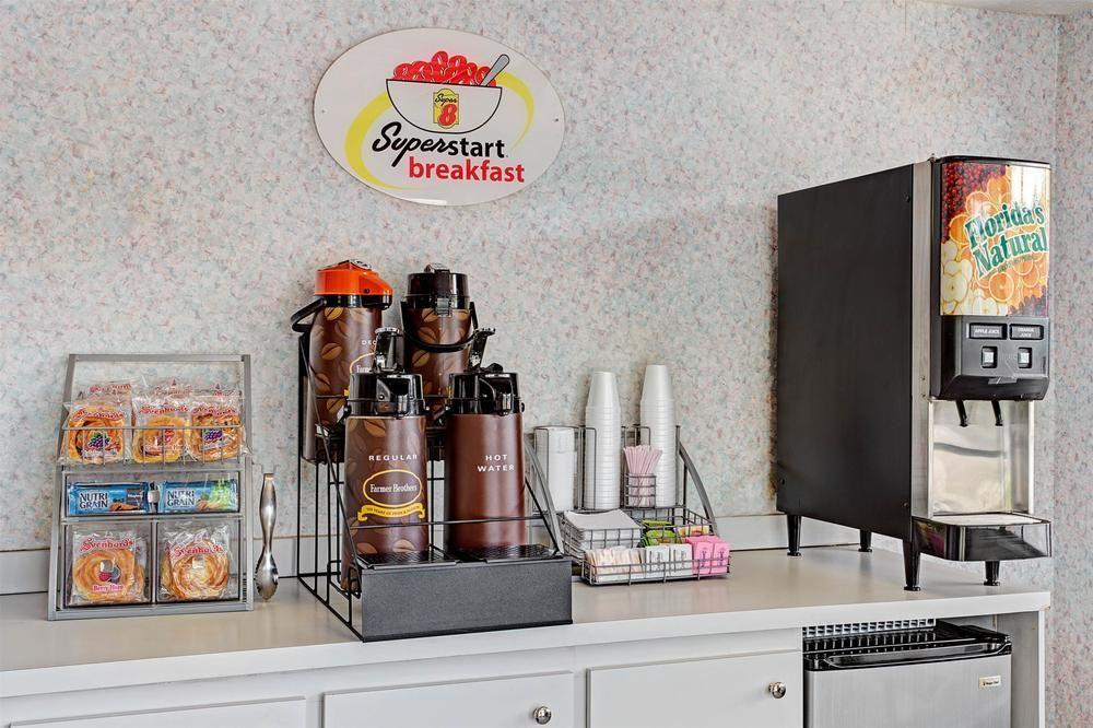 Americana Inn & Suites Lake Magdalene Екстериор снимка