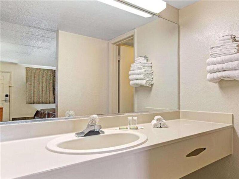 Americana Inn & Suites Lake Magdalene Екстериор снимка