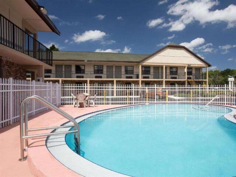 Americana Inn & Suites Lake Magdalene Екстериор снимка
