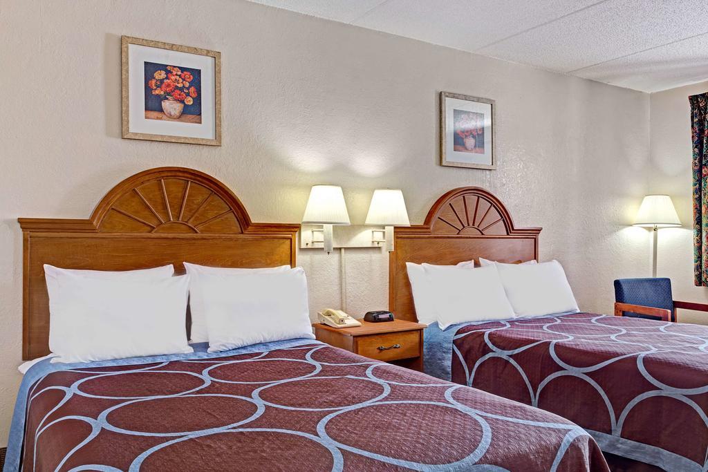 Americana Inn & Suites Lake Magdalene Екстериор снимка
