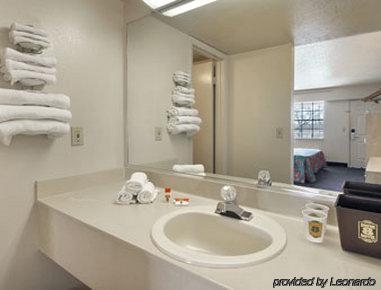 Americana Inn & Suites Lake Magdalene Екстериор снимка