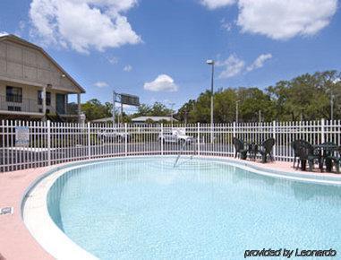 Americana Inn & Suites Lake Magdalene Екстериор снимка