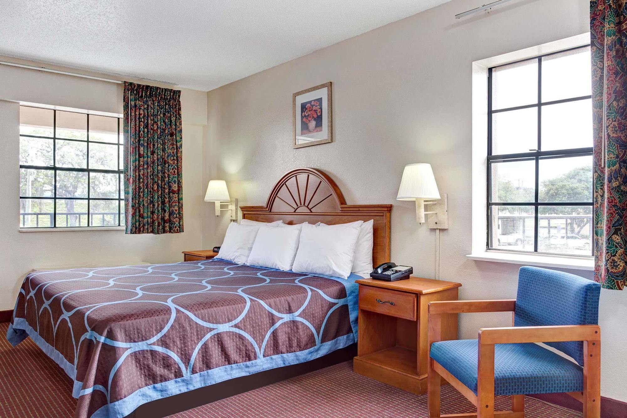 Americana Inn & Suites Lake Magdalene Екстериор снимка