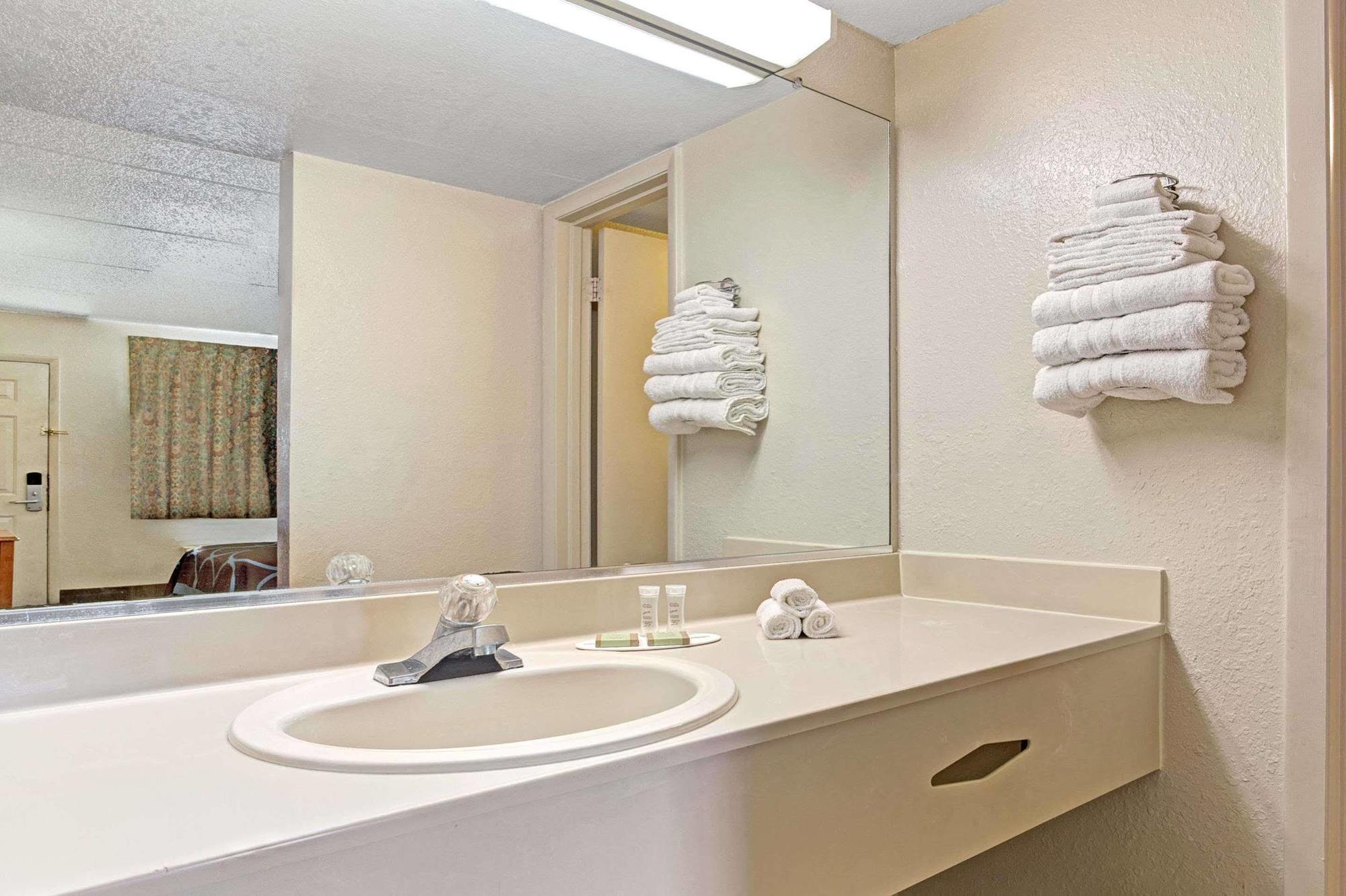 Americana Inn & Suites Lake Magdalene Екстериор снимка
